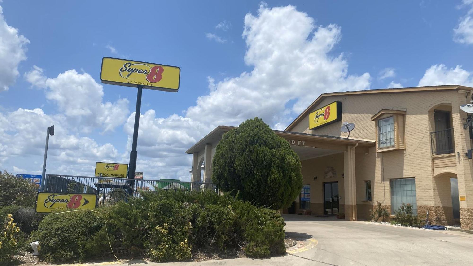 Hotel Super 8 By Wyndham Decatur Texas Zewnętrze zdjęcie