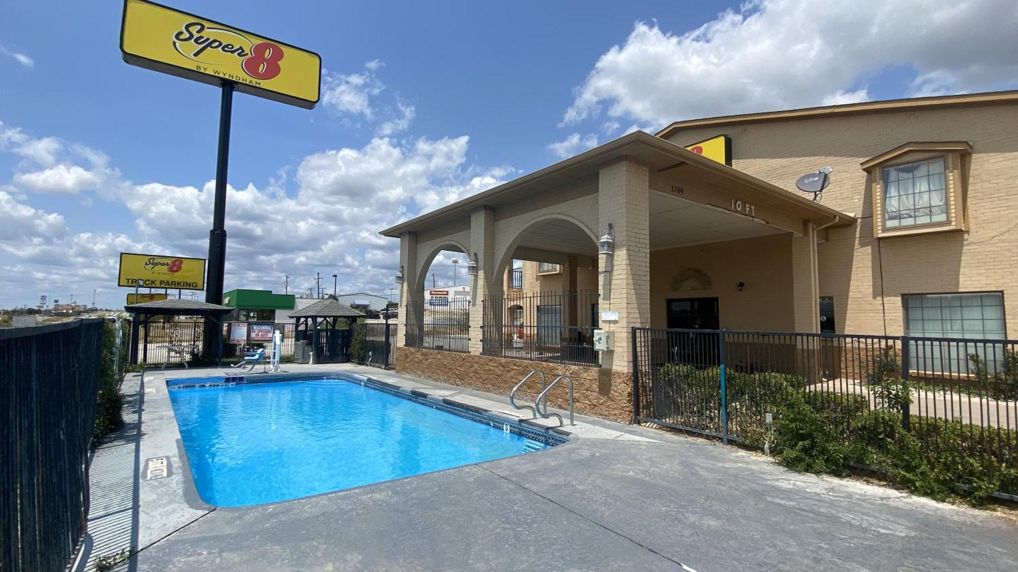 Hotel Super 8 By Wyndham Decatur Texas Zewnętrze zdjęcie